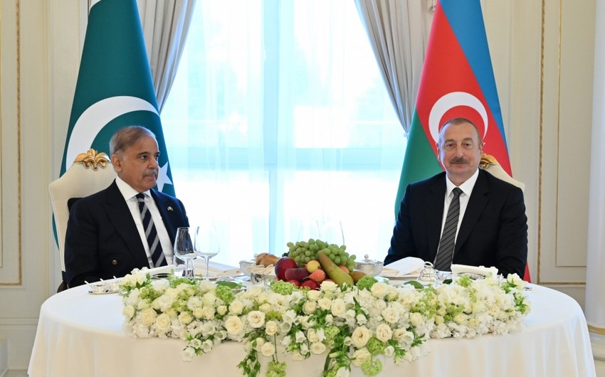 Şahbaz Şərifin şərəfinə rəsmi lanç verildi