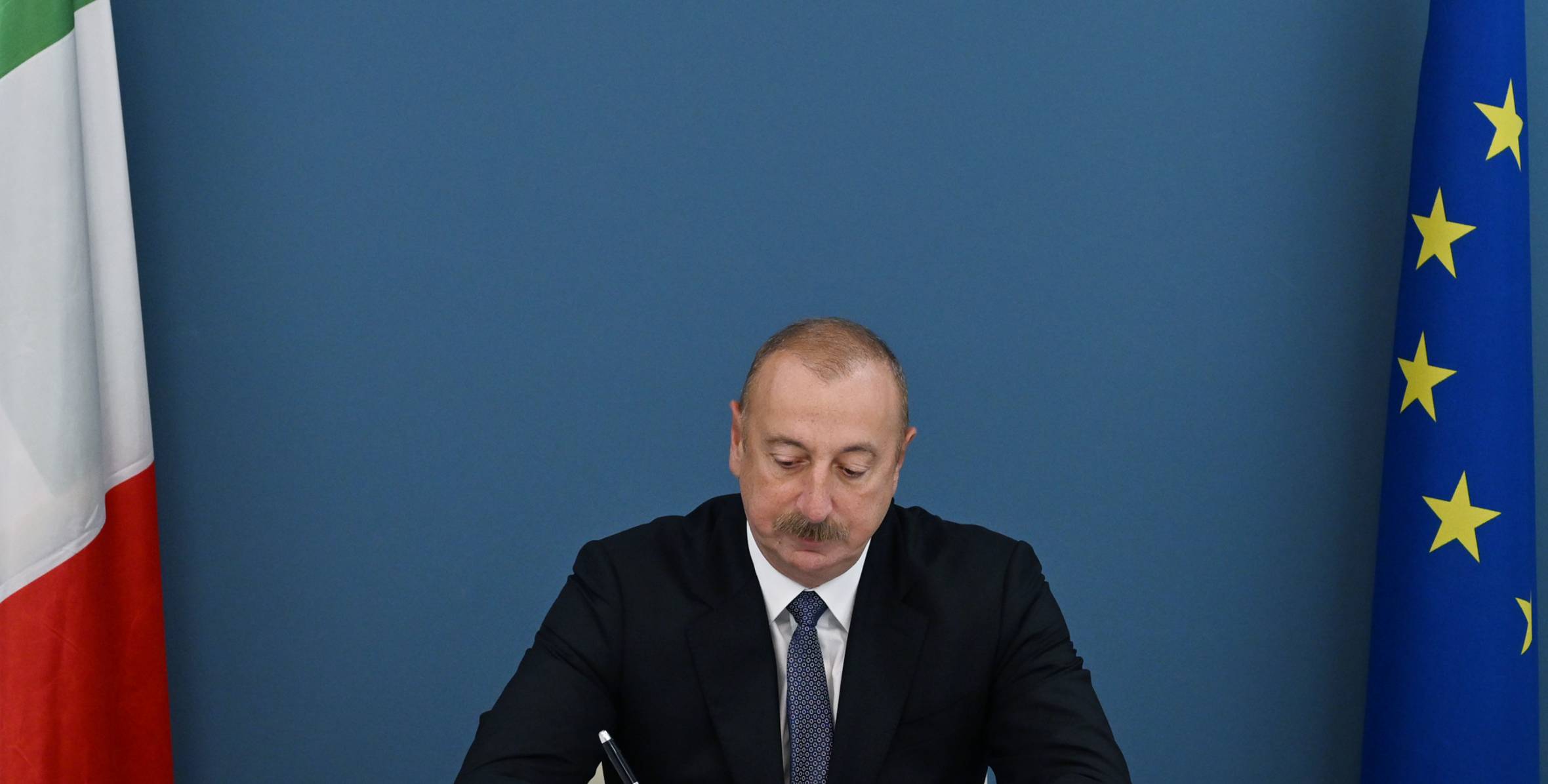 İlham Əliyev İtaliya səfirliyində - Berluskoni ilə əlaqədar başsağlığı verdi