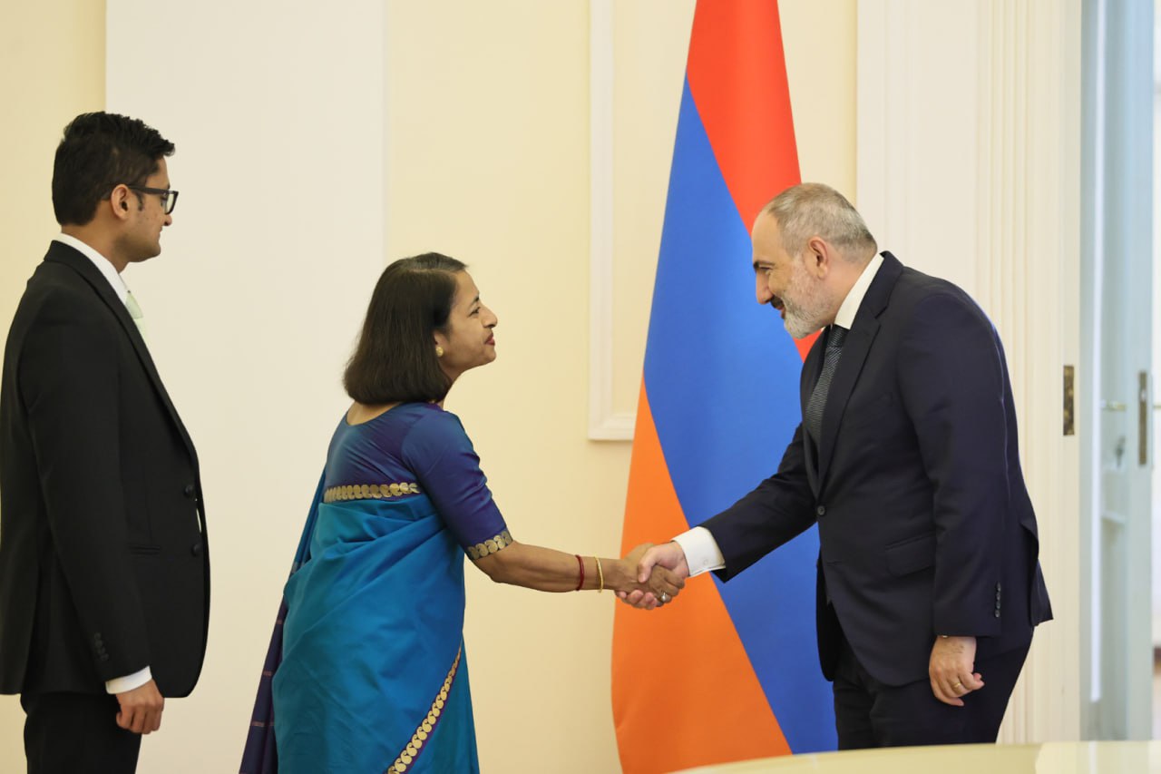 Paşinyan Hindistan səfiri ilə görüşdü