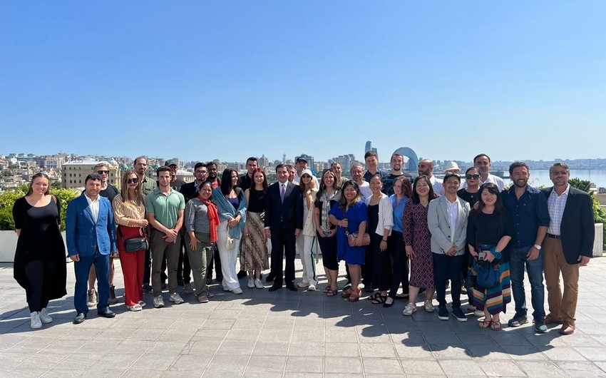 Prezidentin köməkçisi beynəlxalq səyahətçilərlə bağlı paylaşım etdi