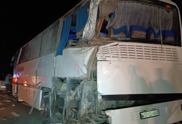 Yük maşını əvvəlcə avtobusa, sonra betona çırpıldı - Yaralı var
