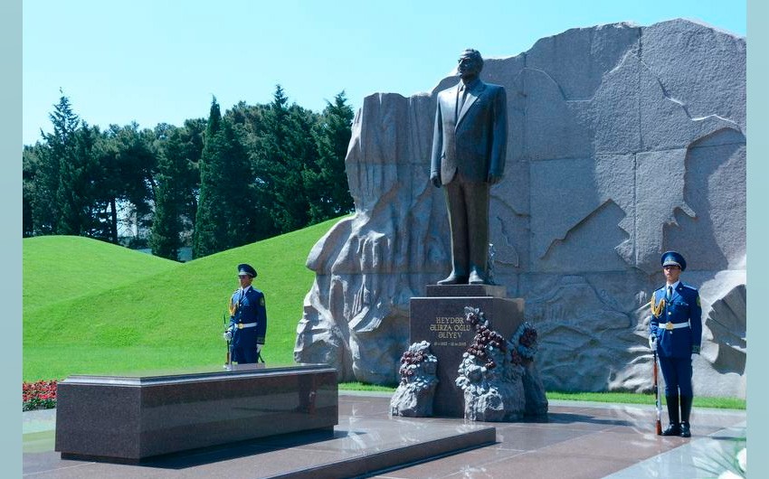 Tatarıstan lideri Heydər Əliyevin məzarını ziyarət etdi