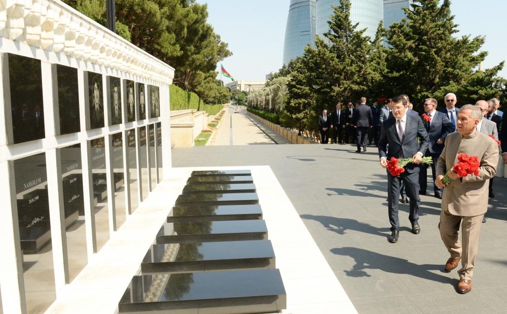 Rüstəm Minnixanov Şəhidlər xiyabanını ziyarət etdi