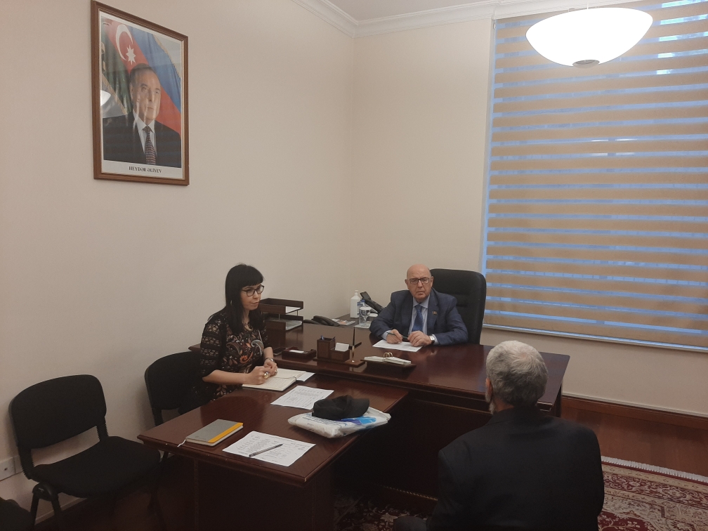 Əhliman Əmiraslanov parlamentdə vətəndaşları qəbul edib
