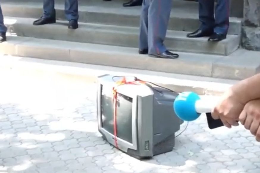 Ermənistanda vəkillər baş prokurora televizor 