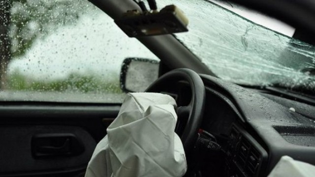 Kürdəmirdə maşın hasara çırpılıb - Xəsarət alan var