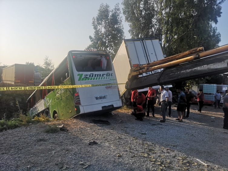 Türkiyədə ağır qəza: 1 ölü, 28 yaralı