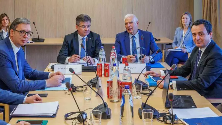 Borel Kosova və Serbiya rəhbərlərini təcili görüşə çağırdı