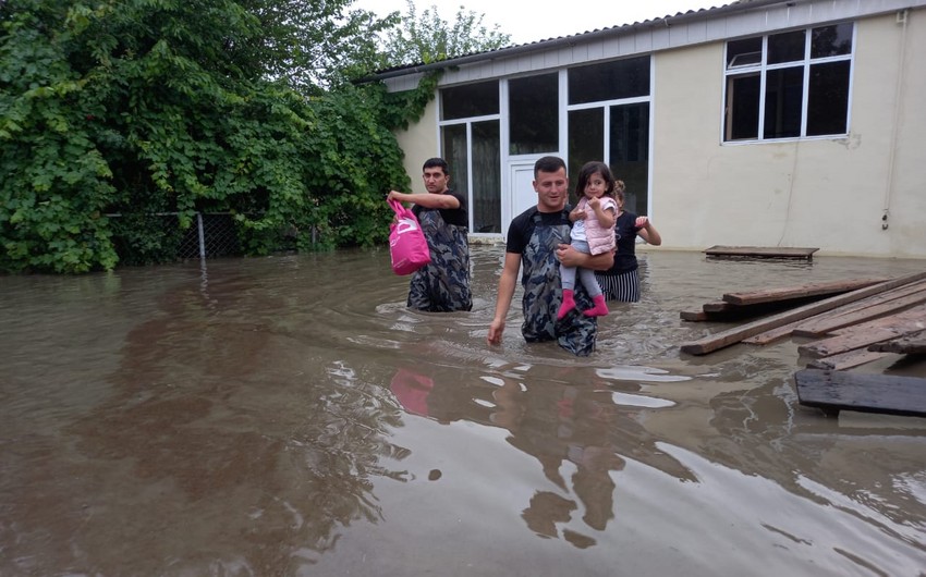 Evi su basdı, sakinlər təxliyə olundu - VİDEO