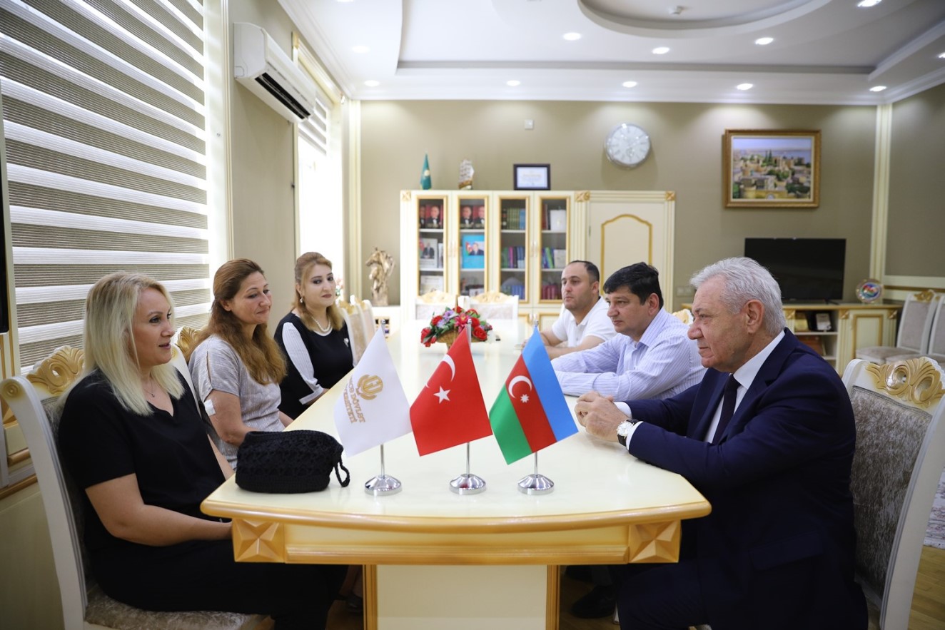 Rektor Türkiyə universitetinin əməkdaşları ilə görüşdü - FOTO