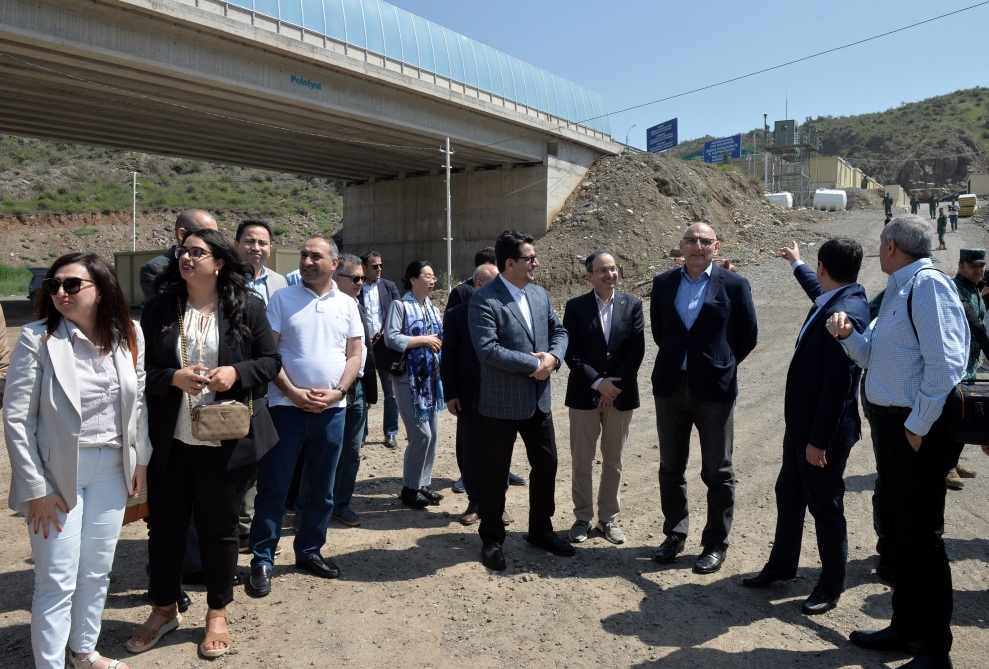 Xarici diplomatlar Azərbaycan-Ermənistan sərhədində - FOTOLAR