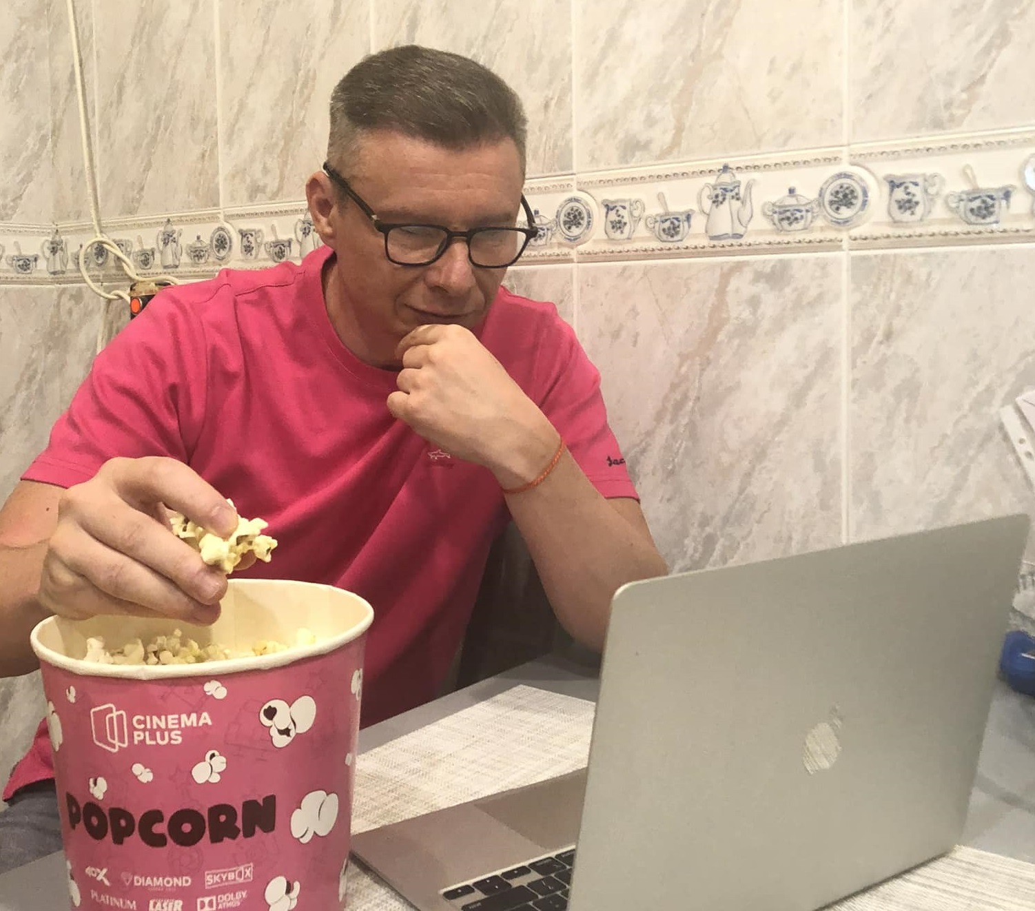 Bakıdakı səfir Rusiya qiyamını popkornla izləyir - FOTO