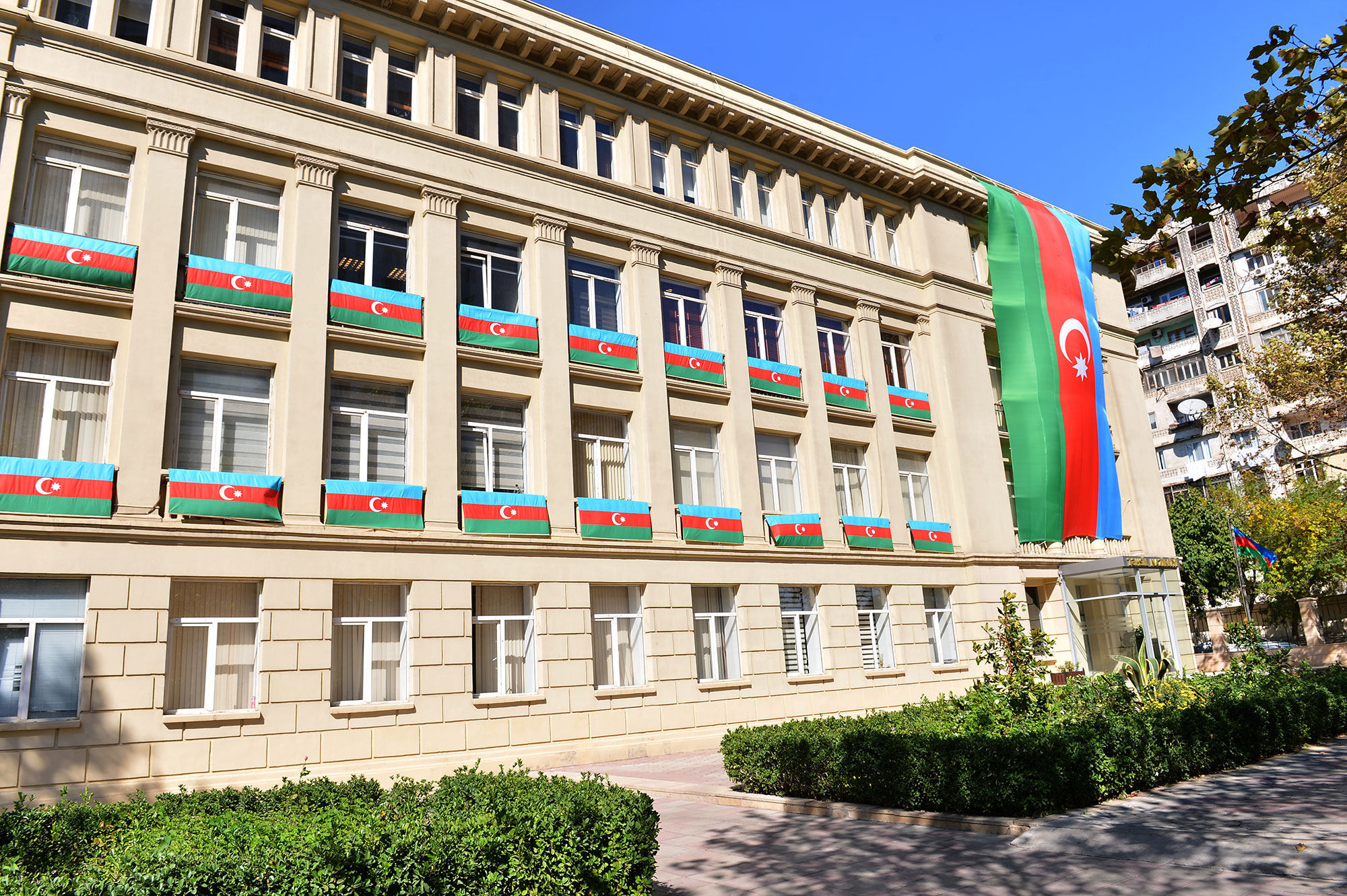 Elm və Təhsil Nazirliyində intiharlarla bağlı MÜZAKİRƏ