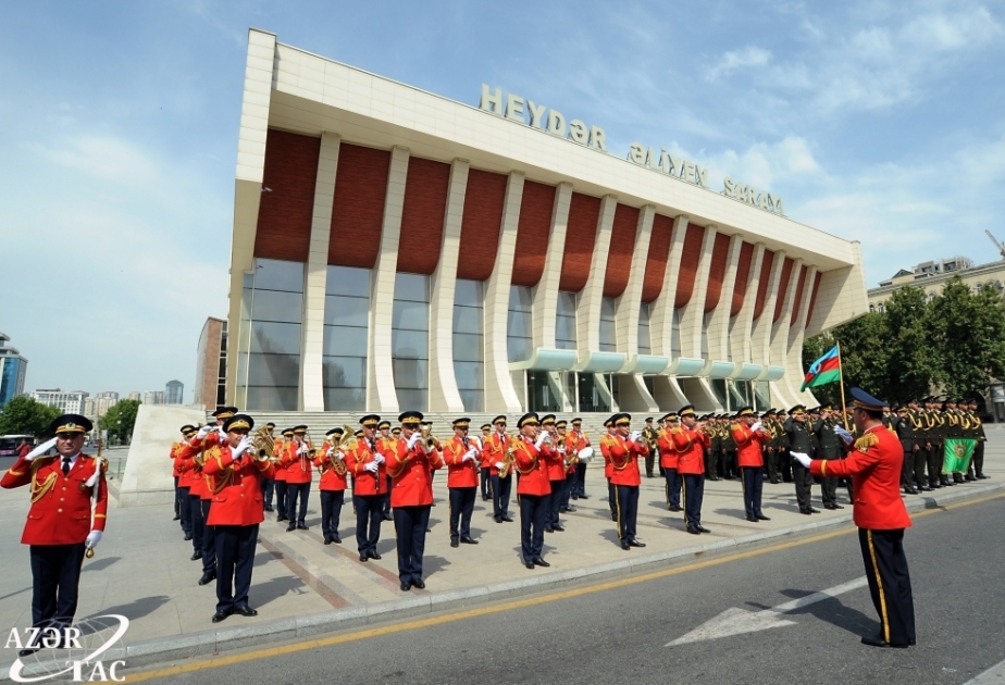 Bakıda hərbi orkestrlərin müşayiəti ilə yürüşlər təşkil olunub