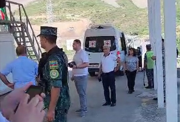 Ermənilər “Laçın” sərhəd məntəqəsindən maneəsiz keçir - VİDEO