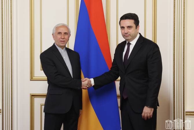 İran səfiri erməni spikerlə görüşdü