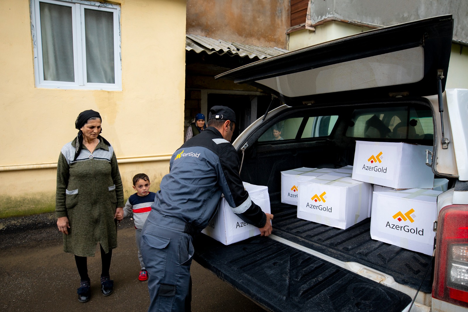 “AzerGold” Daşkəsəndə şəhid ailələrini ziyarət edib - FOTOLAR