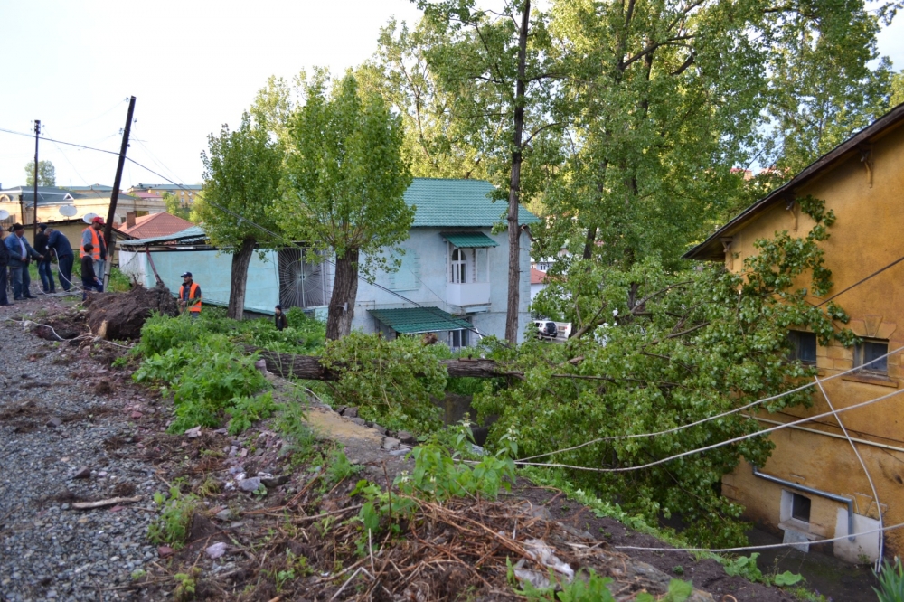 Güclü dolu və leysan Daşkəsəndə fəsadlar törətdi - Yollar bağlandı