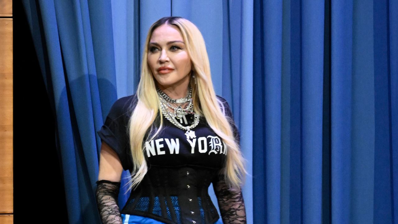 Madonna xəstəxanaya yerləşdirildi