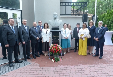 Polşada Heydər Əliyevin büstünün açılışı olub