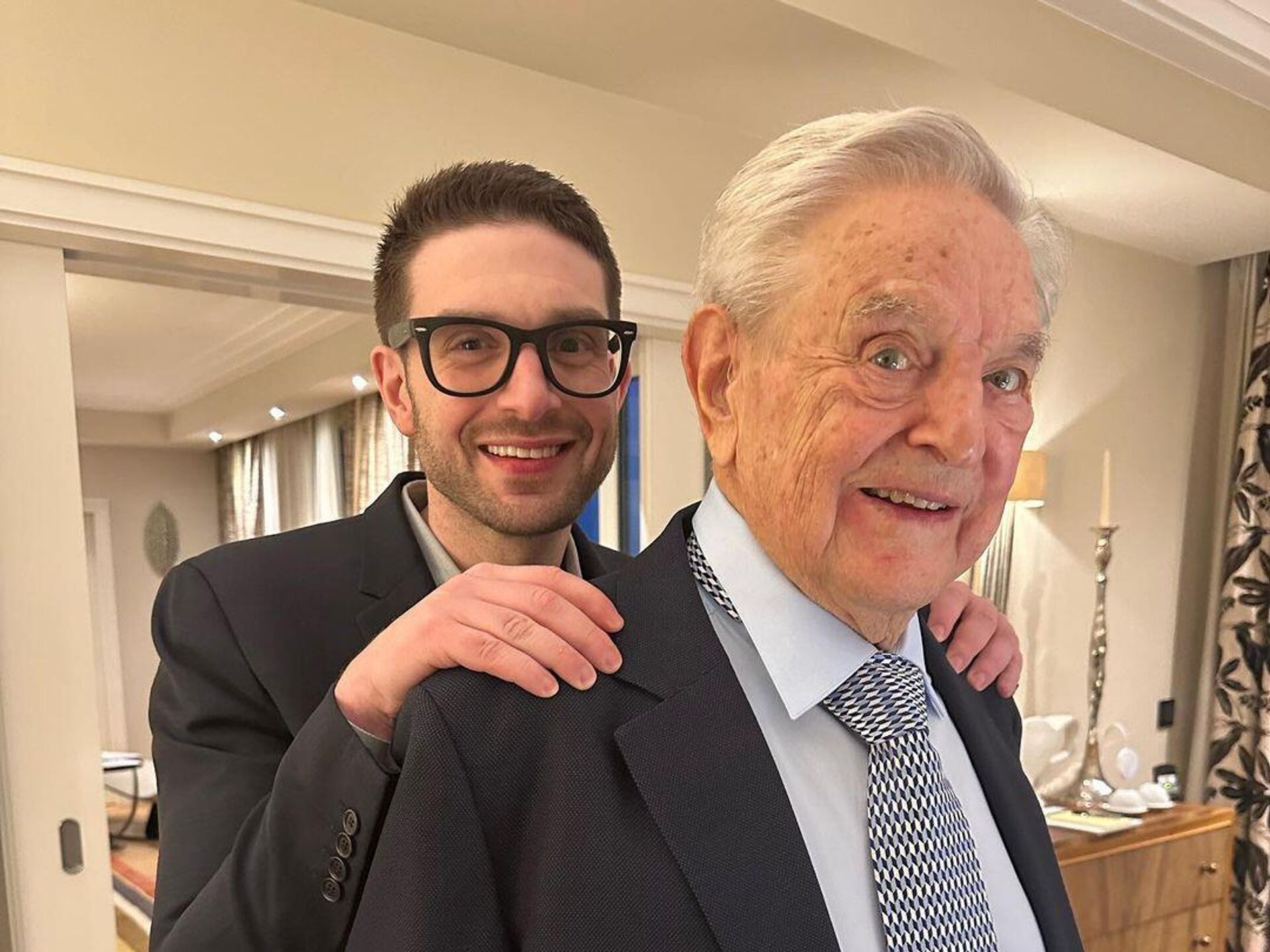 Corc Soros işçilərinin 40%-ni ixtisar edəcək
