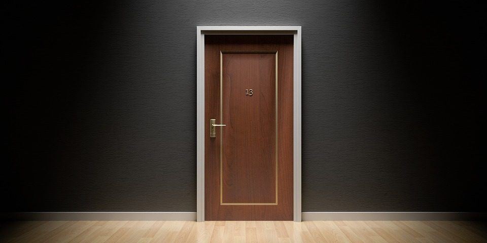 Evdə bağlı qapı arxasında qaldı - Halı pisləşdi