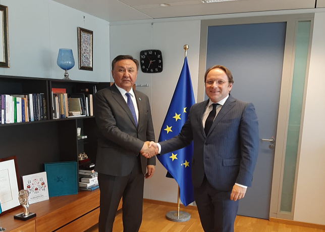 TDT Baş katibi Aİ komissarı ilə görüşüb