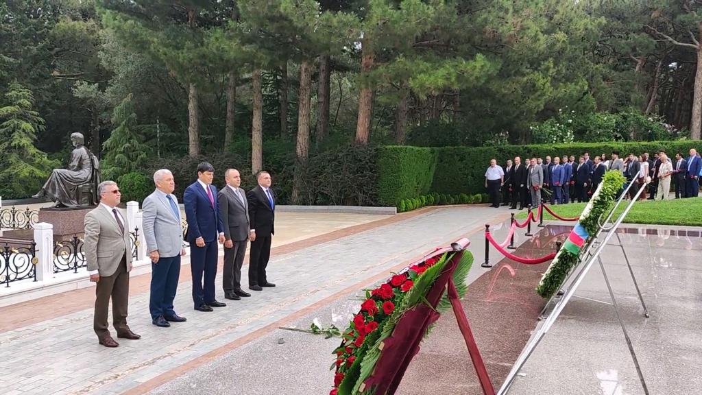 Komitə əməkdaşları Heydər Əliyevin məzarını ziyarət edib
