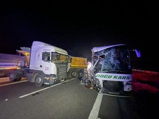 Türkiyədə avtobus yük maşını ilə toqquşdu - 18 yaralı