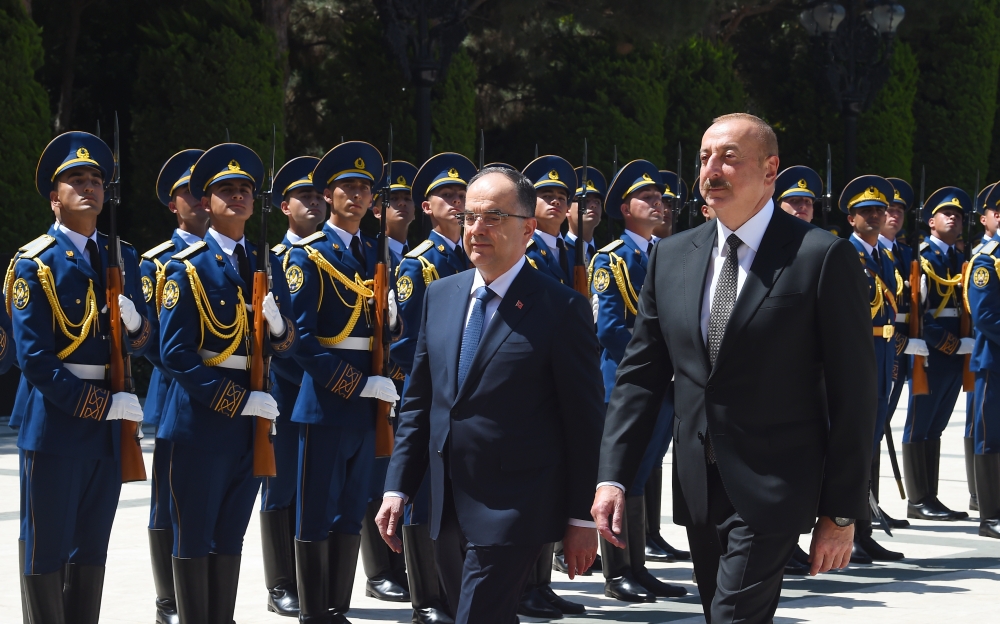 İlham Əliyev Albaniya Prezidentini qarşıladı 