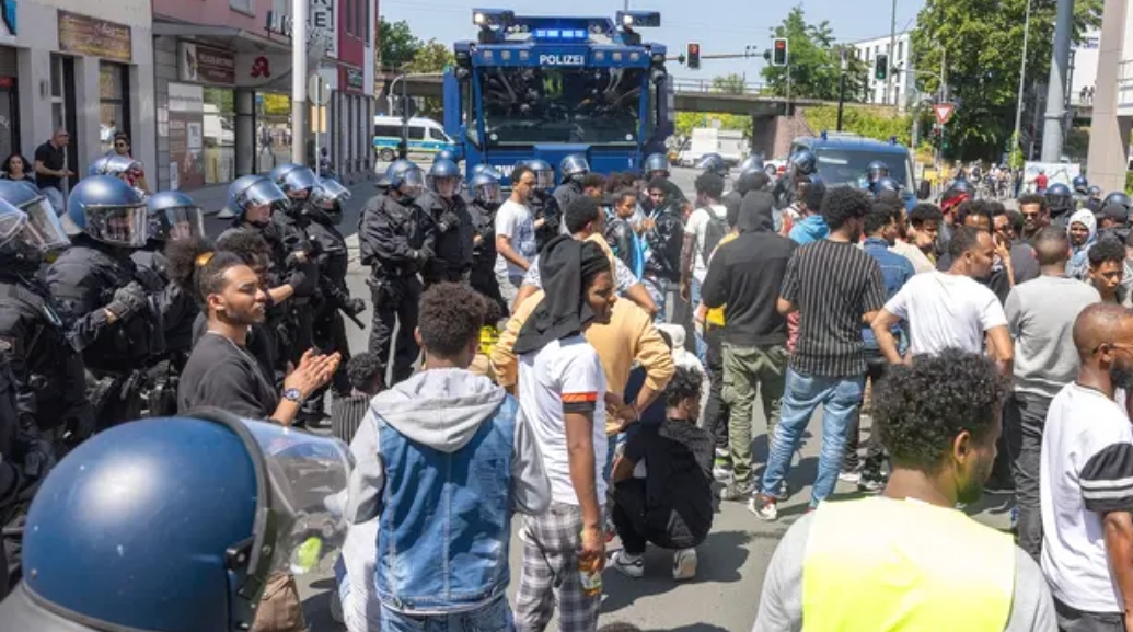 Almaniyada iğtişaşlar - 22 polis yaralandı