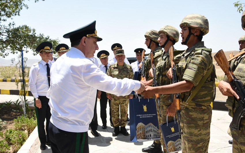 Baş prokuror Naxçıvanda hərbçilərə hədiyyələr verdi