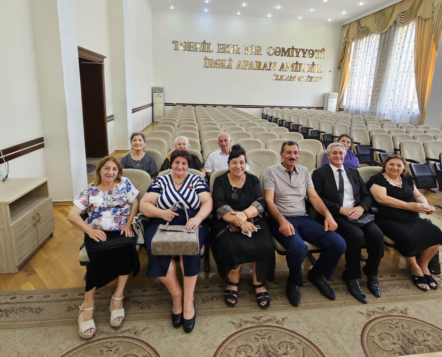 Keçmiş məzunlar 41 ildən sonra yenidən görüşdülər - FOTO
