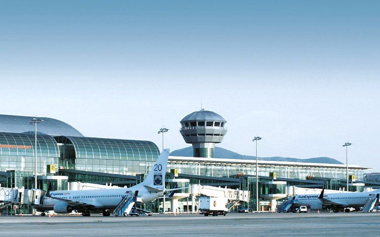Yanğına görə aeroport fəaliyyətini DAYANDIRDI