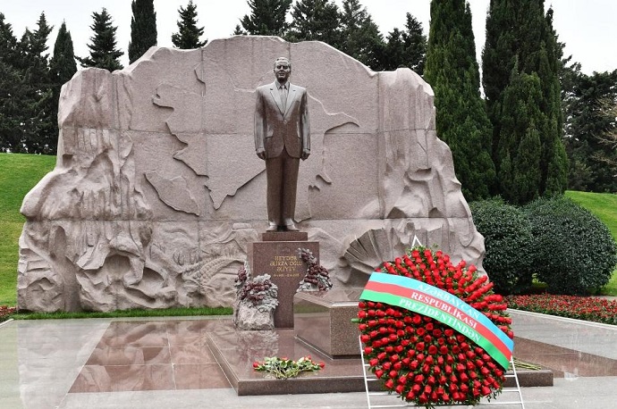 Türkiyə spikeri Heydər Əliyevin məzarını ziyarət edib