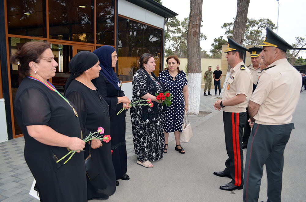 Müdafiə Nazirliyinin şəxsi heyəti Şəhidlər xiyabanında - FOTOLAR