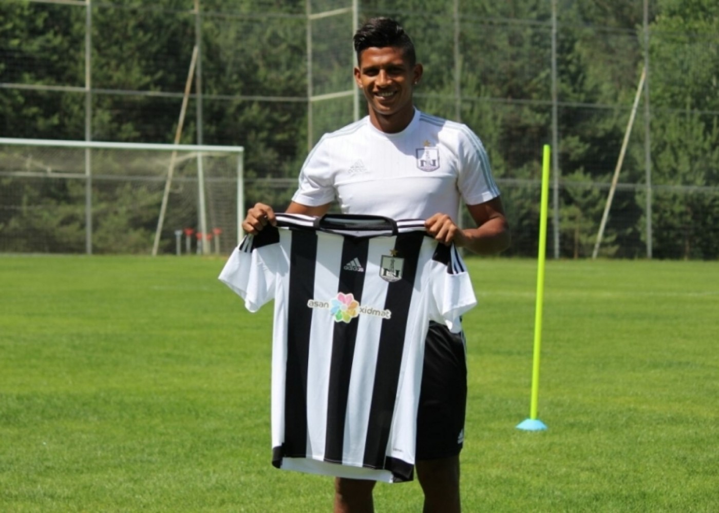 “Neftçi”nin sabiq futbolçusu CAR klubuna keçdi