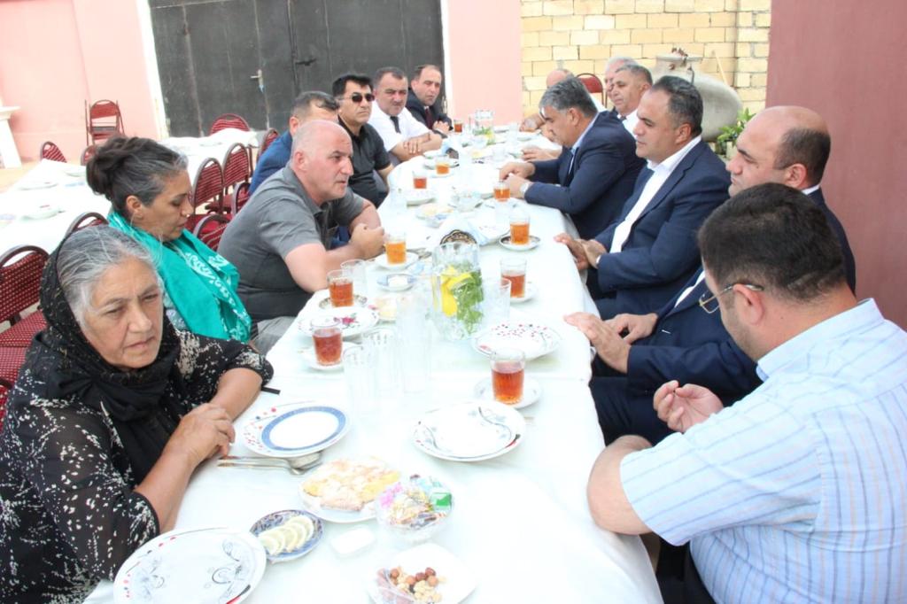 İcra başçısı Həcdən qayıdan şəhid atasını ziyarət edib