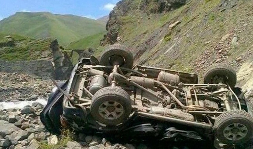 Ağcabədidə maşın dərəyə aşdı - Yaralılar var