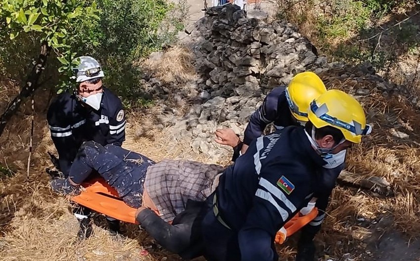 Hündürlükdən yıxılan kişi köməksiz vəziyyətdə qaldı - VİDEO