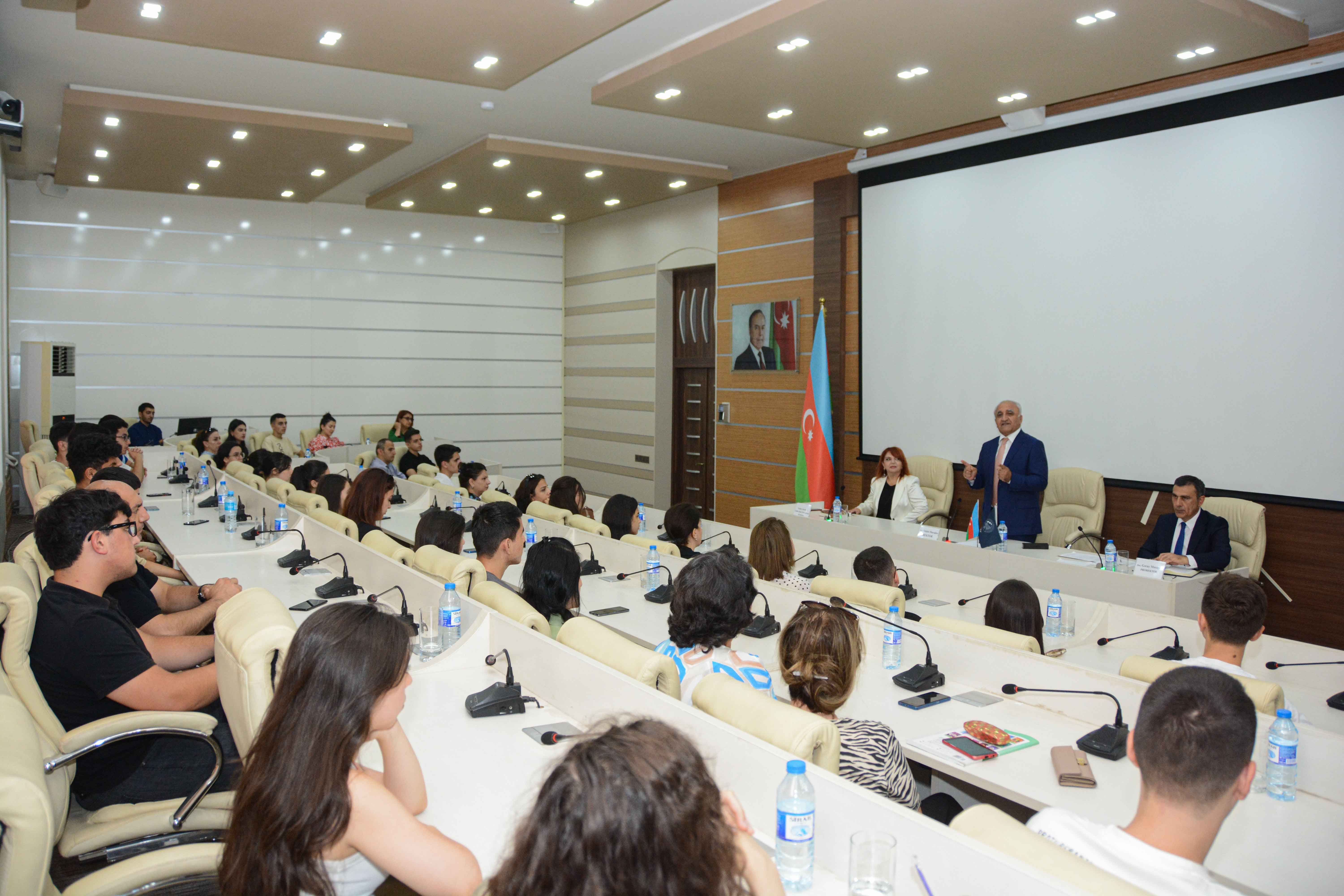 UNEC rektoru valideyn və abituriyentlərlə görüşdü - FOTO
