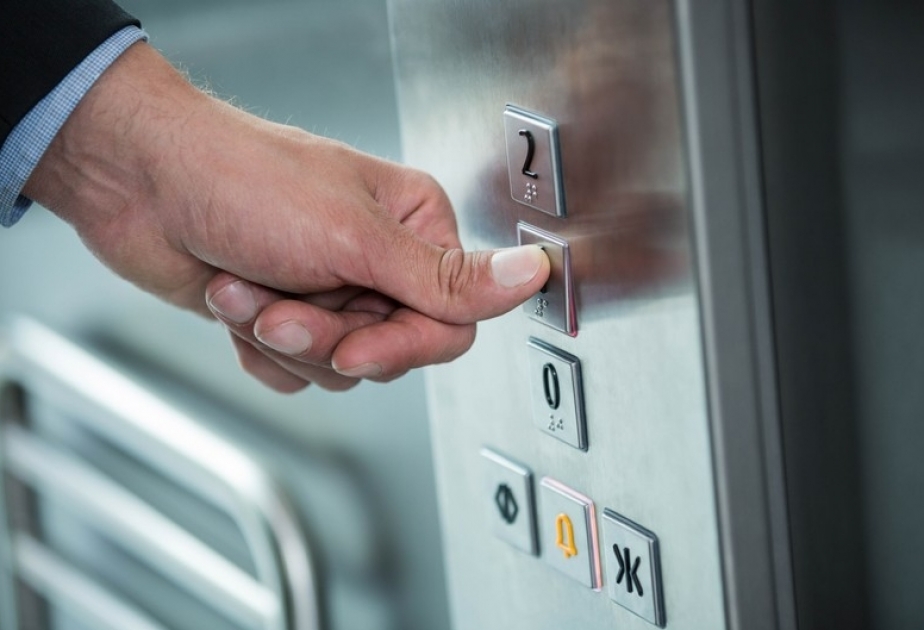 Liftdə köməksiz vəziyyətdə qaldılar