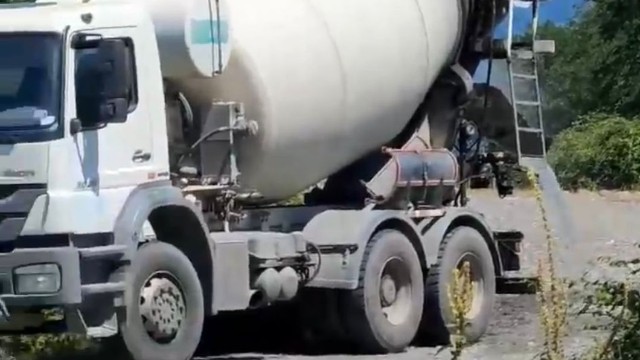 Qaxda Kürmük çayına beton tökdülər - FOTO