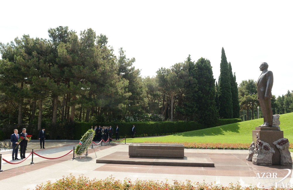 Fuad Oktay Ulu Öndərin məzarını və Şəhidlər xiyabanını ziyarət edib