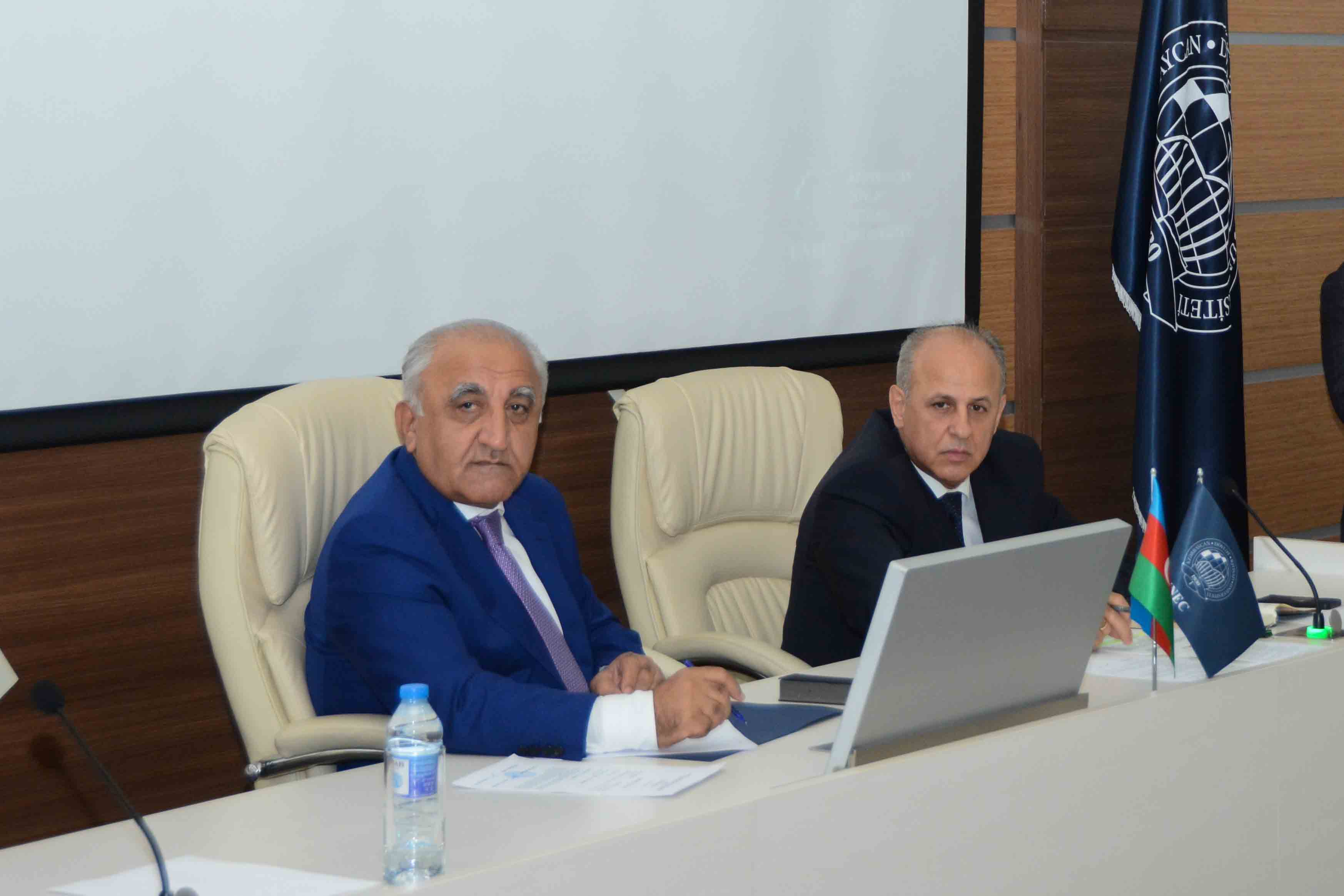 UNEC-də ilk: İnzibati heyətin fəaliyyəti qiymətləndirildi