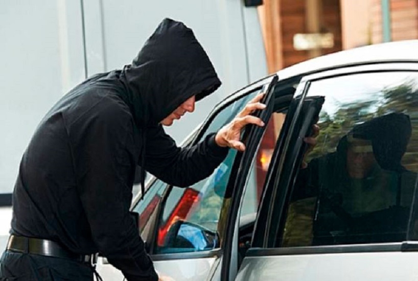 Maşından 6 min manata yaxın pul oğurlandı