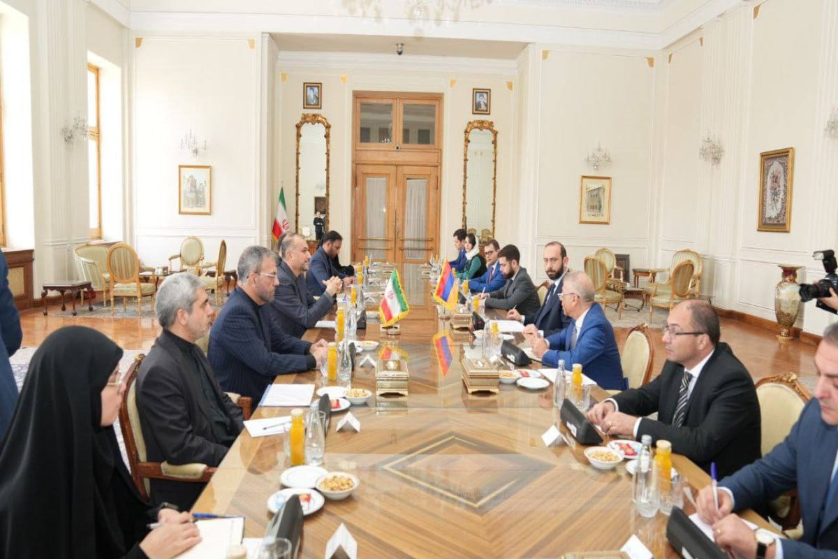 Mirzoyan iranlı həmkarı ilə görüşdü 