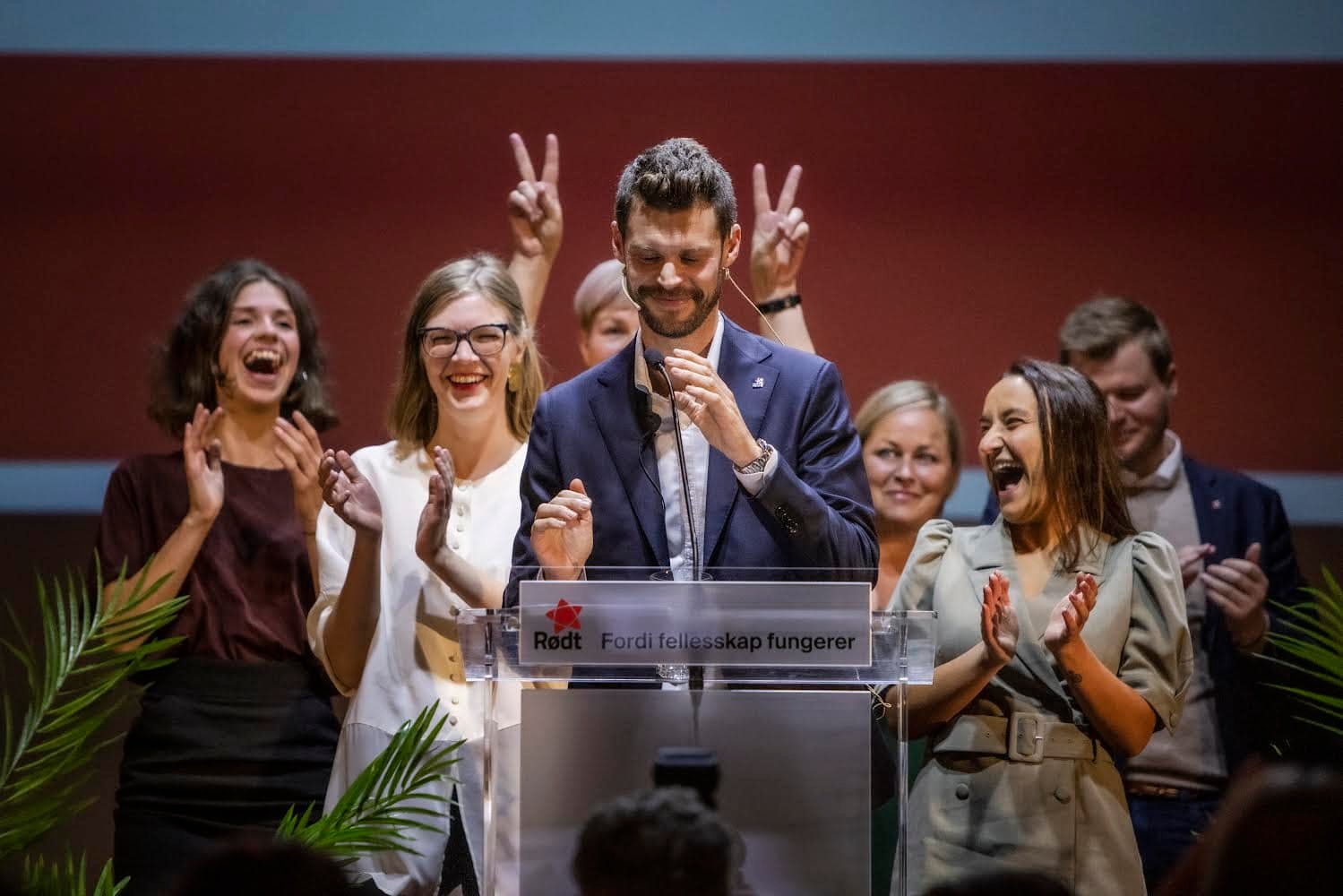 Partiya sədri eynək oğurladığına görə istefa verdi