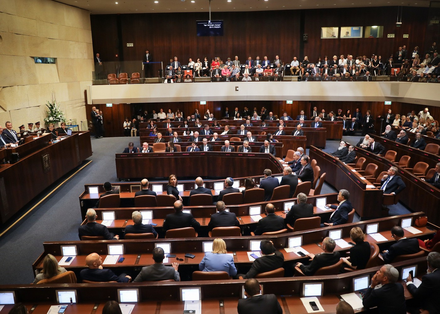 Kütləvi etirazlara səbəb olan qanun TƏSDİQLƏNDİ