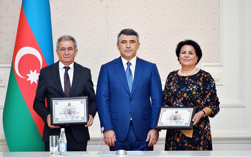 Məhkəmə sədri və hakim təqaüdə göndərildi